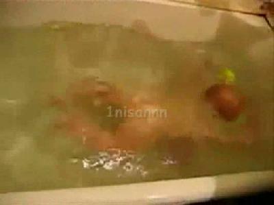 k�vette y�zen tatl� bebek