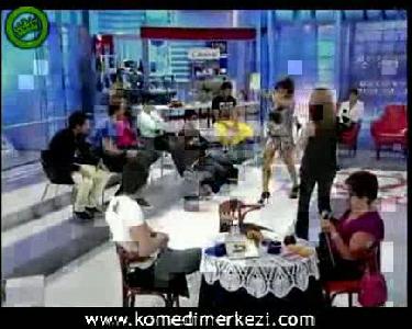 sunucu canl� yay�nda yere d���yor
