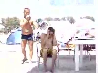 plajda uyuyan adama yap�lan �aka